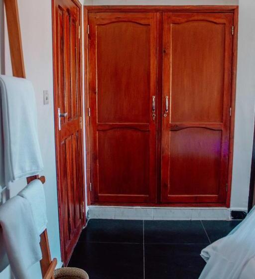 پانسیون Tropicana House