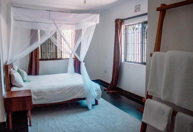 پانسیون Tropicana House