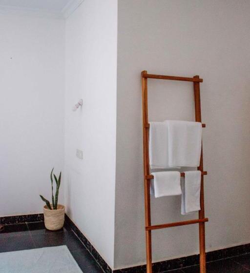 پانسیون Tropicana House