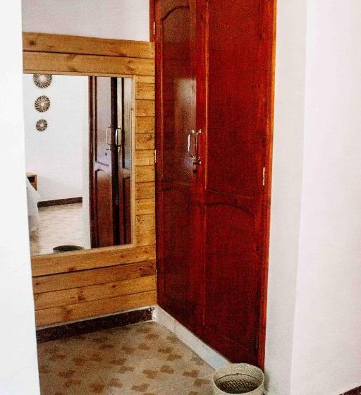 پانسیون Tropicana House