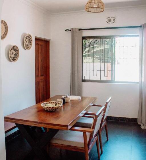 پانسیون Tropicana House