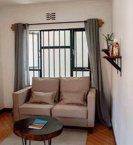 پانسیون Tropicana House