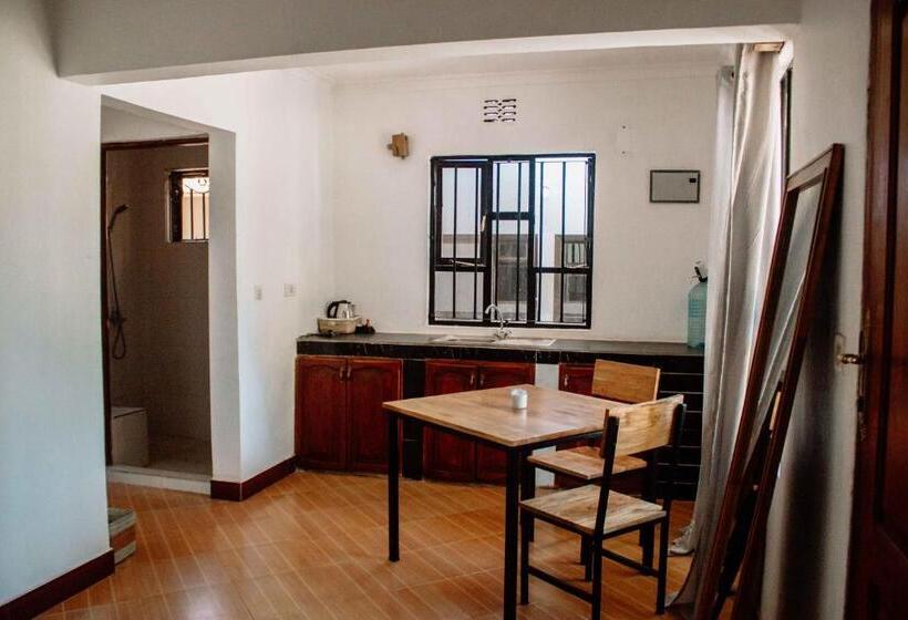 پانسیون Tropicana House