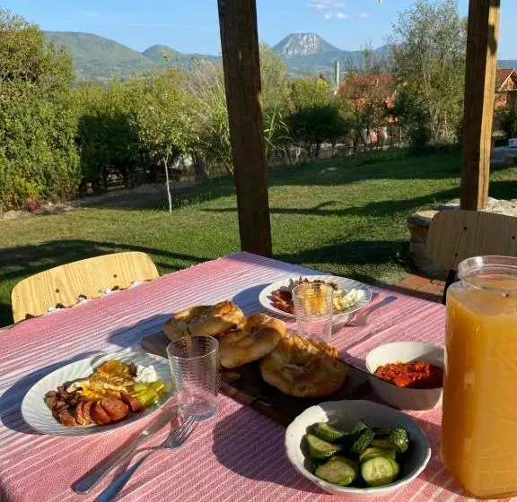 تختخواب و صبحانه Country House Mitrovic