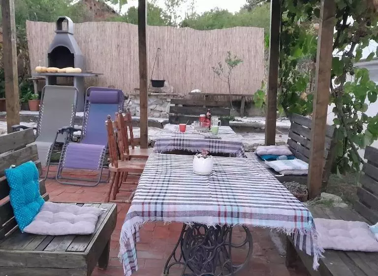 تختخواب و صبحانه Country House Mitrovic