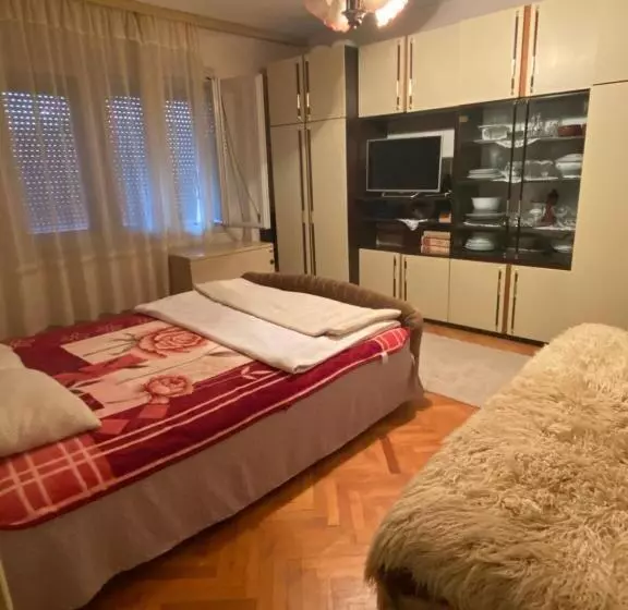 تختخواب و صبحانه Country House Mitrovic