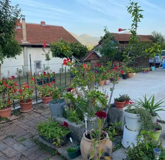 تختخواب و صبحانه Country House Mitrovic