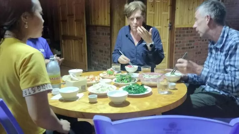 تختخواب و صبحانه Long Linh Homestay