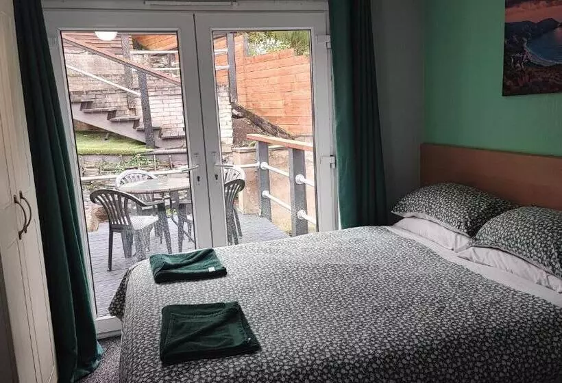 تختخواب و صبحانه Y Garth Guesthouse