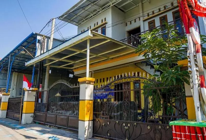 Hotelli Oyo 93161 Nurul Hikmah Homestay Syariah & Sport Center