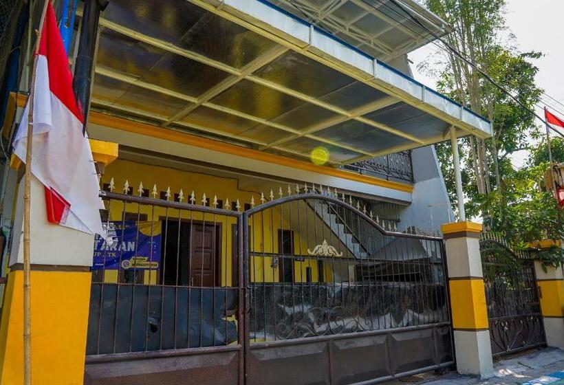 בית מלון כפרי Oyo 93161 Nurul Hikmah Homestay Syariah & Sport Center