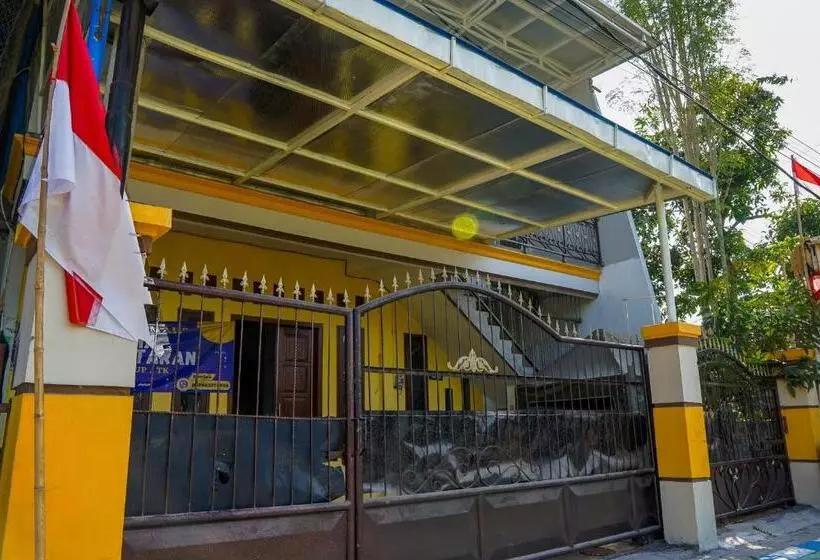 Hotelli Oyo 93161 Nurul Hikmah Homestay Syariah & Sport Center