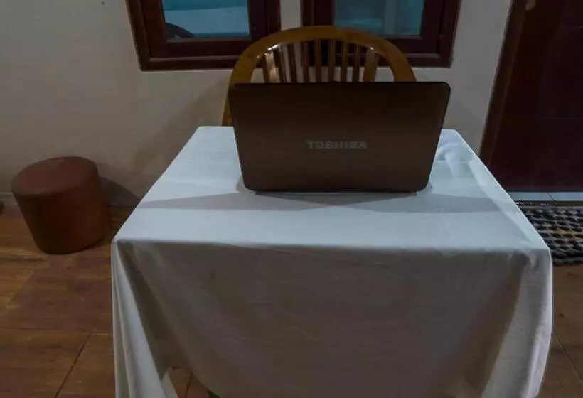 Hotelli Oyo 93161 Nurul Hikmah Homestay Syariah & Sport Center