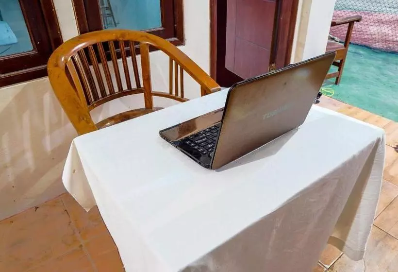 Hotelli Oyo 93161 Nurul Hikmah Homestay Syariah & Sport Center