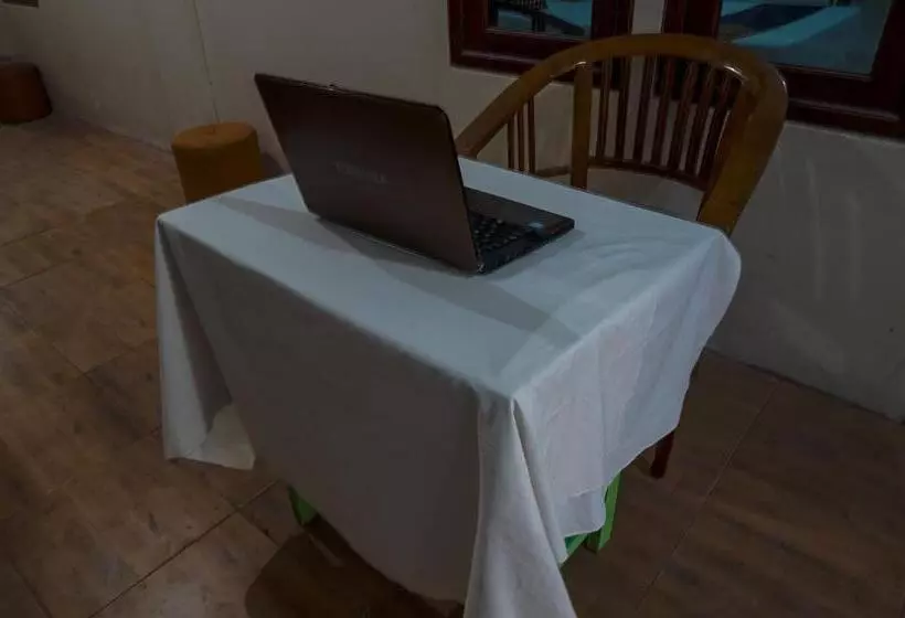 Hotelli Oyo 93161 Nurul Hikmah Homestay Syariah & Sport Center