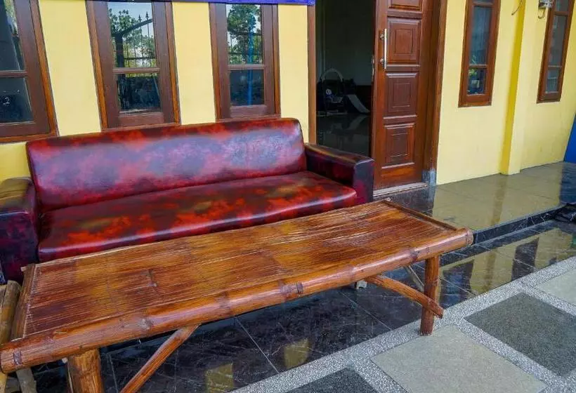 Hotelli Oyo 93161 Nurul Hikmah Homestay Syariah & Sport Center