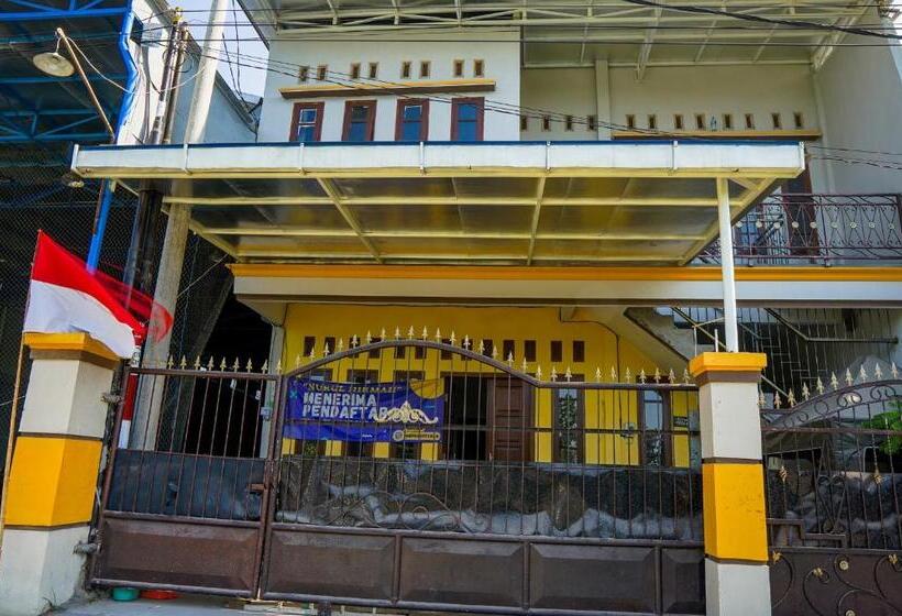 בית מלון כפרי Oyo 93161 Nurul Hikmah Homestay Syariah & Sport Center