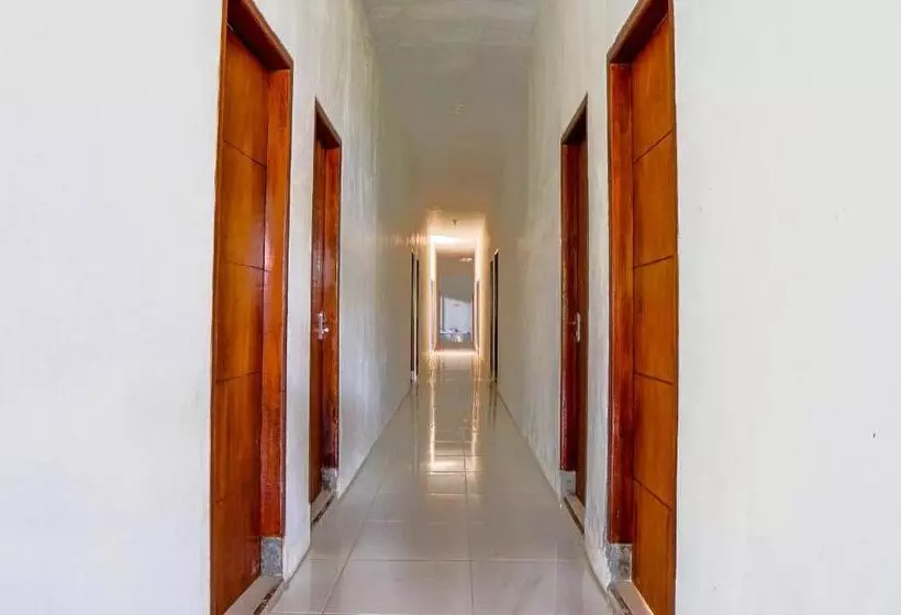 Hotelli Oyo 93161 Nurul Hikmah Homestay Syariah & Sport Center