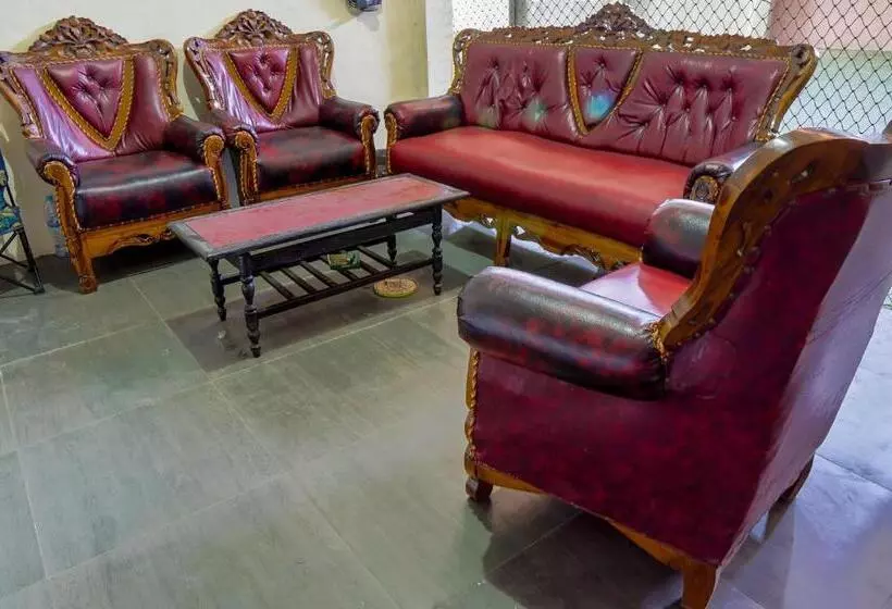 Hotelli Oyo 93161 Nurul Hikmah Homestay Syariah & Sport Center