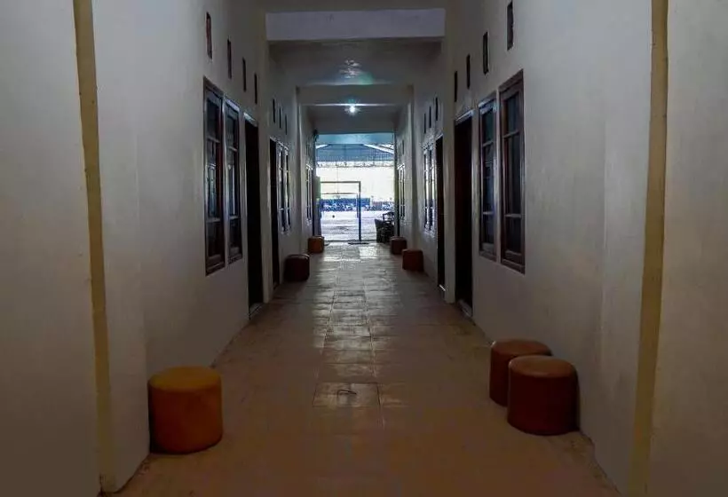 Hotelli Oyo 93161 Nurul Hikmah Homestay Syariah & Sport Center