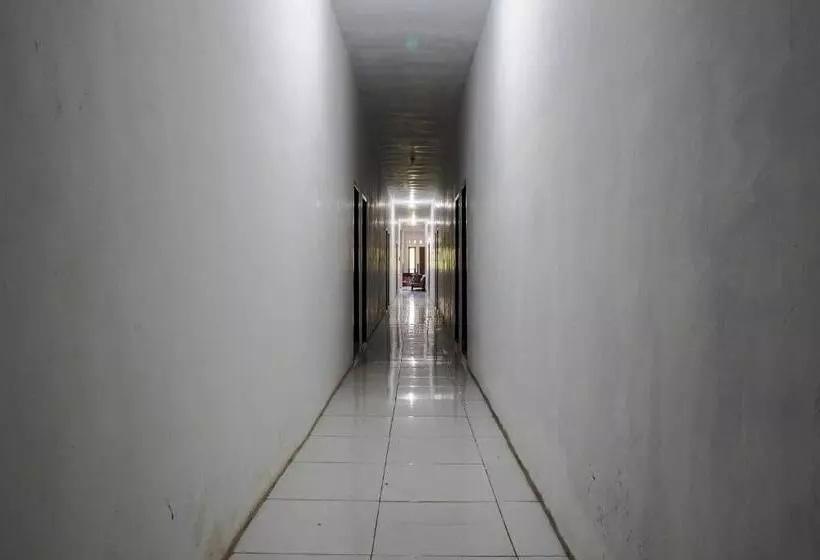 Hotelli Oyo 93161 Nurul Hikmah Homestay Syariah & Sport Center