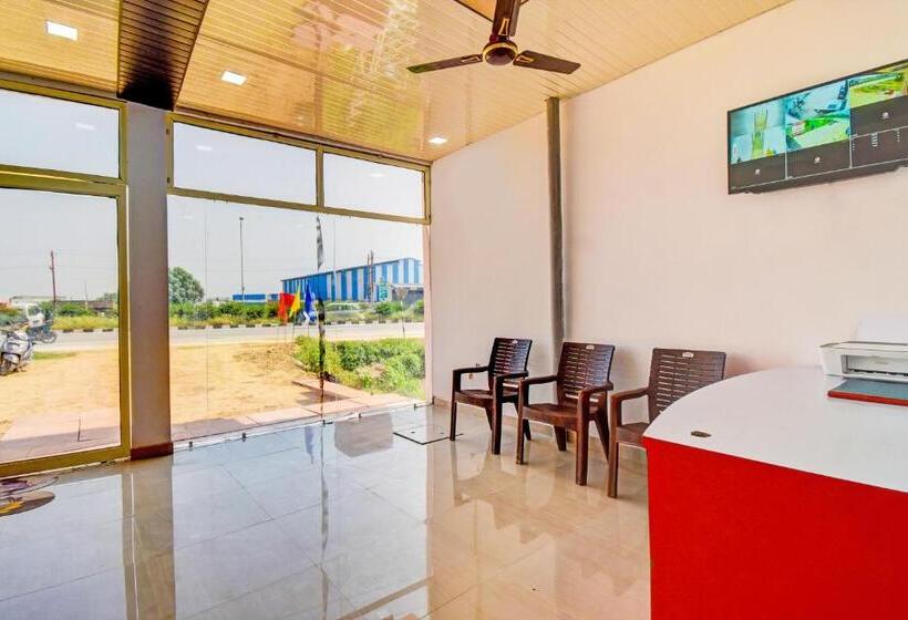 בית מלון כפרי Oyo Flagship Royal Star Residency