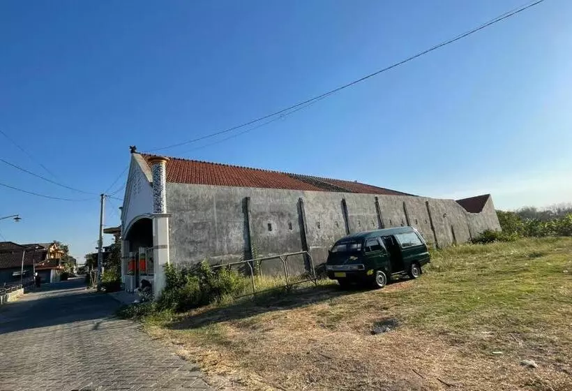 Hotelli Spot On 93149 Karman S Sari 1 Homestay Syariah