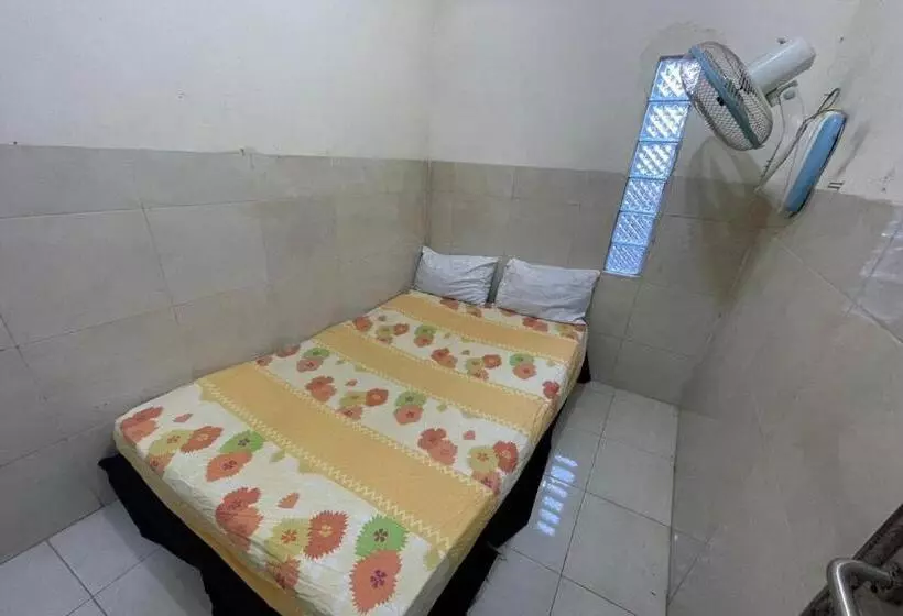 Hotelli Spot On 93149 Karman S Sari 1 Homestay Syariah