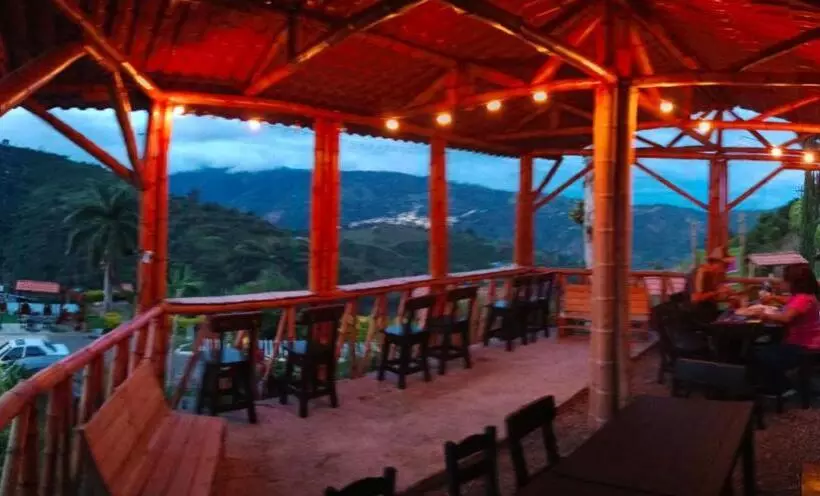 ユースホステル Hospedaje Mirador La Floresta