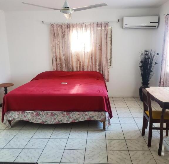 هتل Evelin S On The Beach