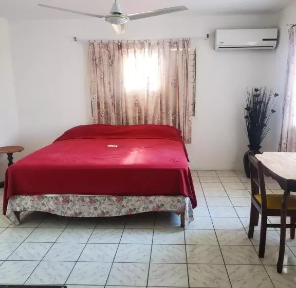 هتل Evelin S On The Beach