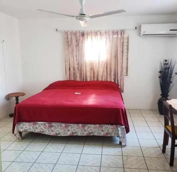 هتل Evelin S On The Beach