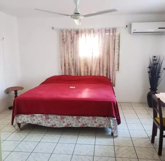 هتل Evelin S On The Beach