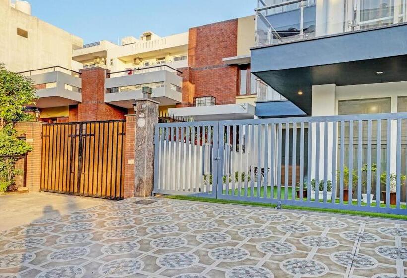 Hotelli Homefort Stays Sector 45 Near Cyber Park & Artemis Hospital