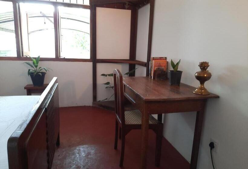 פנסיון A/c Room In A Small House