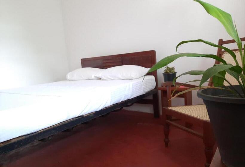 פנסיון A/c Room In A Small House