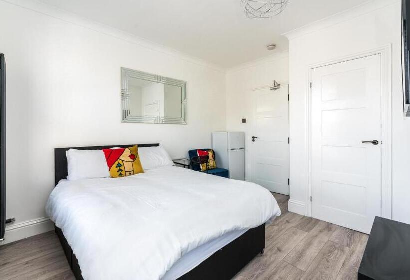 پانسیون Nicely Furnished Double Room   Close To Croydon Hospital