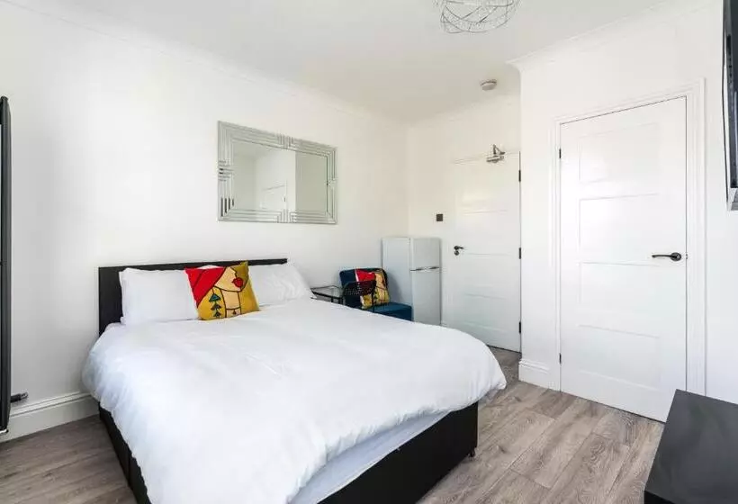 ペンション Nicely Furnished Double Room   Close To Croydon Hospital