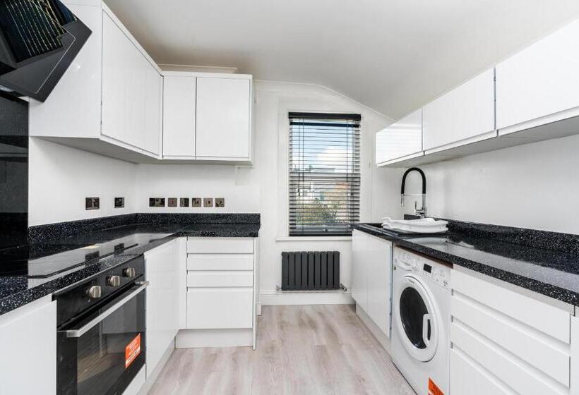 پانسیون Nicely Furnished Double Room   Close To Croydon Hospital