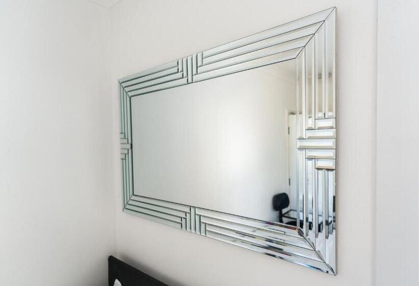 پانسیون Nicely Furnished Double Room   Close To Croydon Hospital