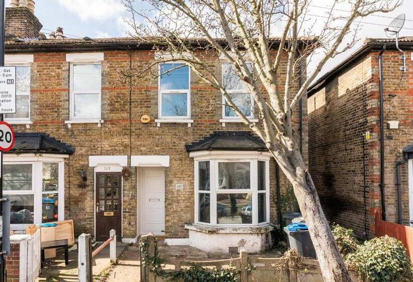 پانسیون Nicely Furnished Double Room   Close To Croydon Hospital