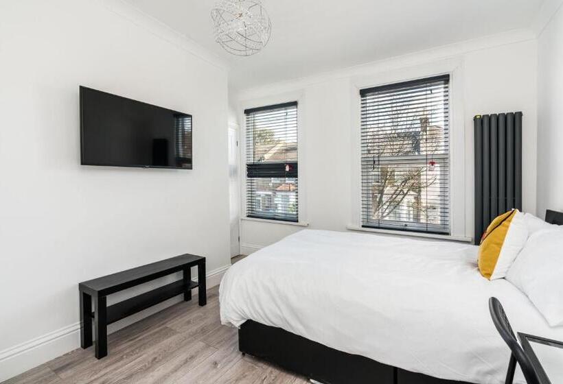 پانسیون Nicely Furnished Double Room   Close To Croydon Hospital