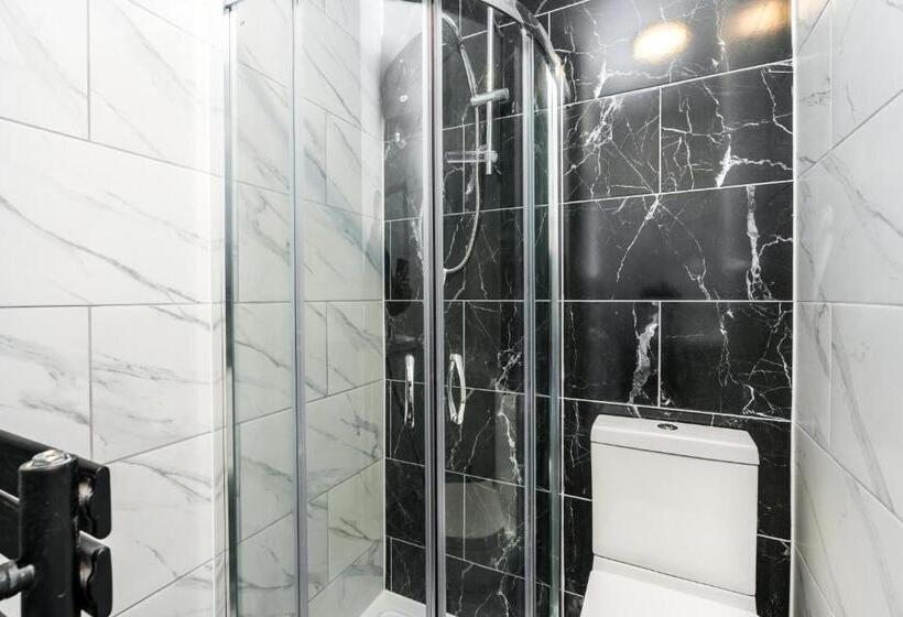 پانسیون Nicely Furnished Double Room   Close To Croydon Hospital