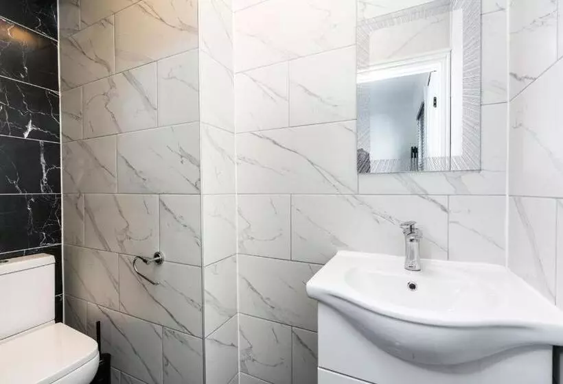 ペンション Nicely Furnished Double Room   Close To Croydon Hospital