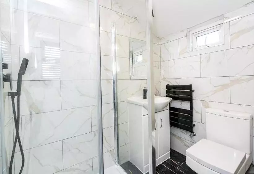 ペンション Nicely Furnished Double Room   Close To Croydon Hospital