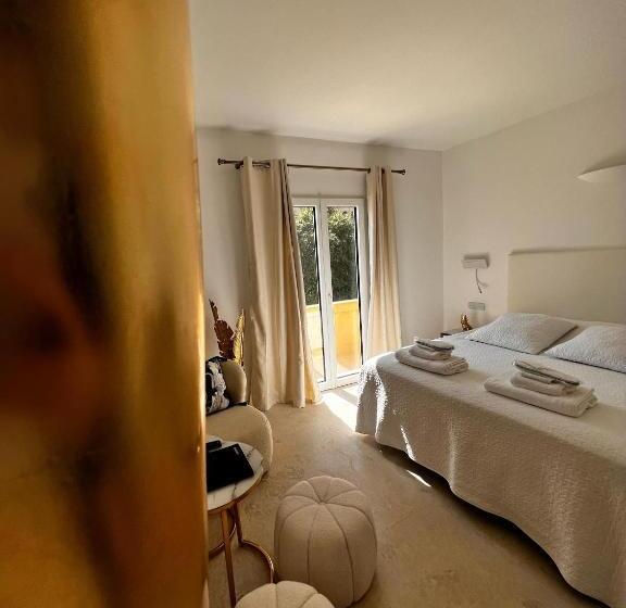 هتل The White Knight Premium Boutique