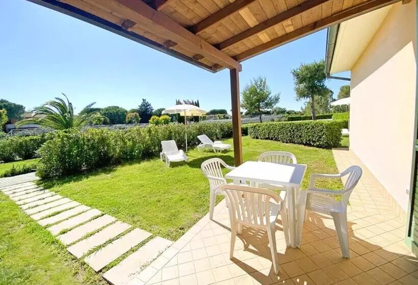 Isa Residence With Swimming Pool In Mazzanta At Only 600 Meters From The Beach, Apartments With Air