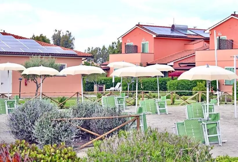 Isa Residence With Swimming Pool In Mazzanta At Only 600 Meters From The Beach, Apartments With Air