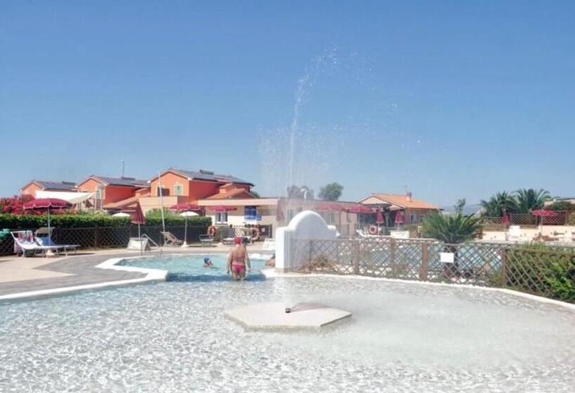 Isa Residence With Swimming Pool In Mazzanta At Only 600 Meters From The Beach, Apartments With Air