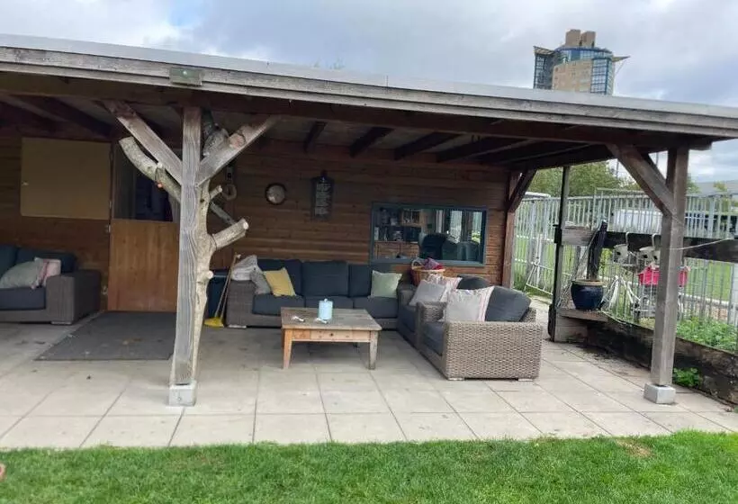 Majatalo Aan De Dijk